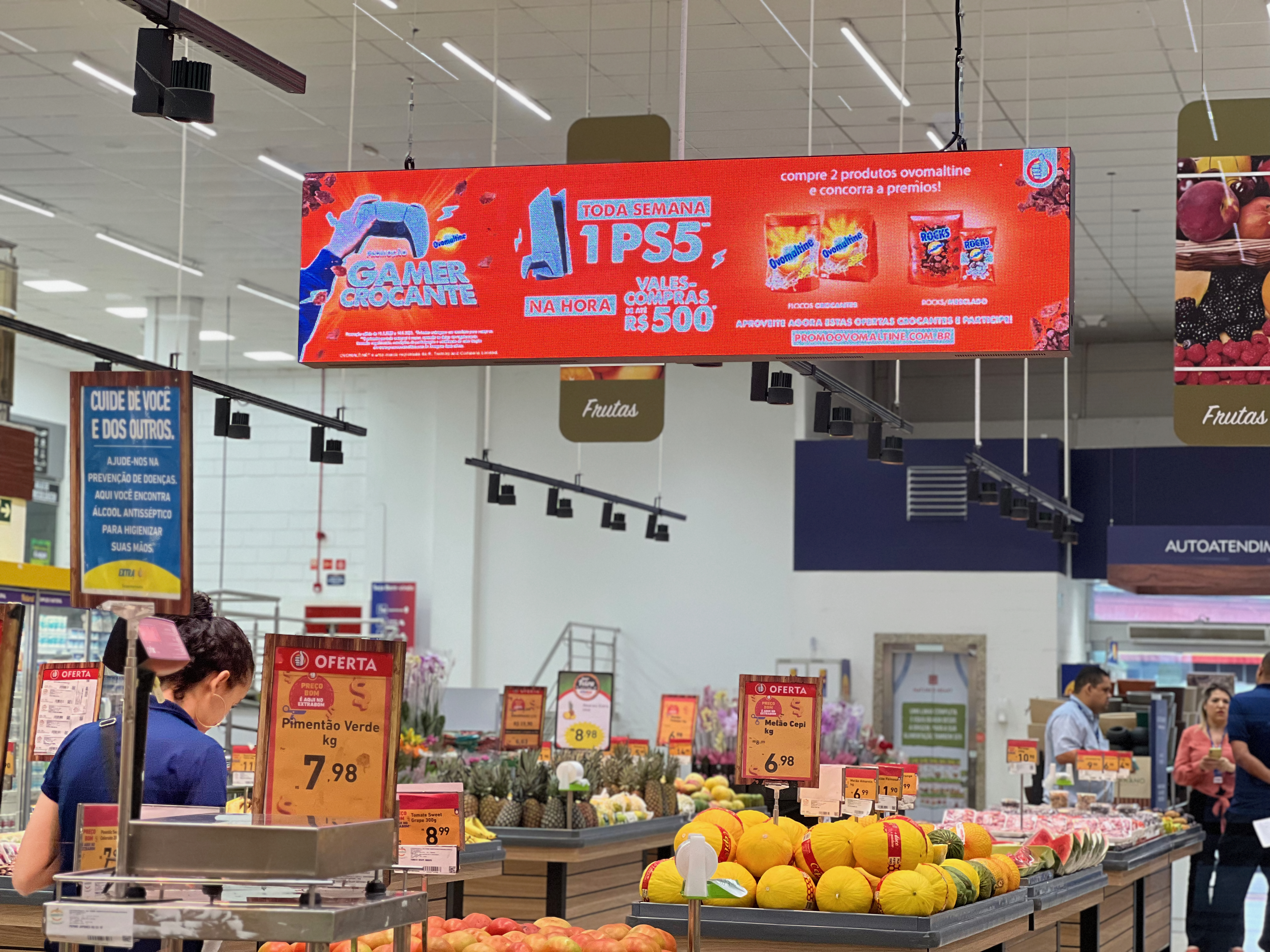Painel digital horizontal em área de hortifruti