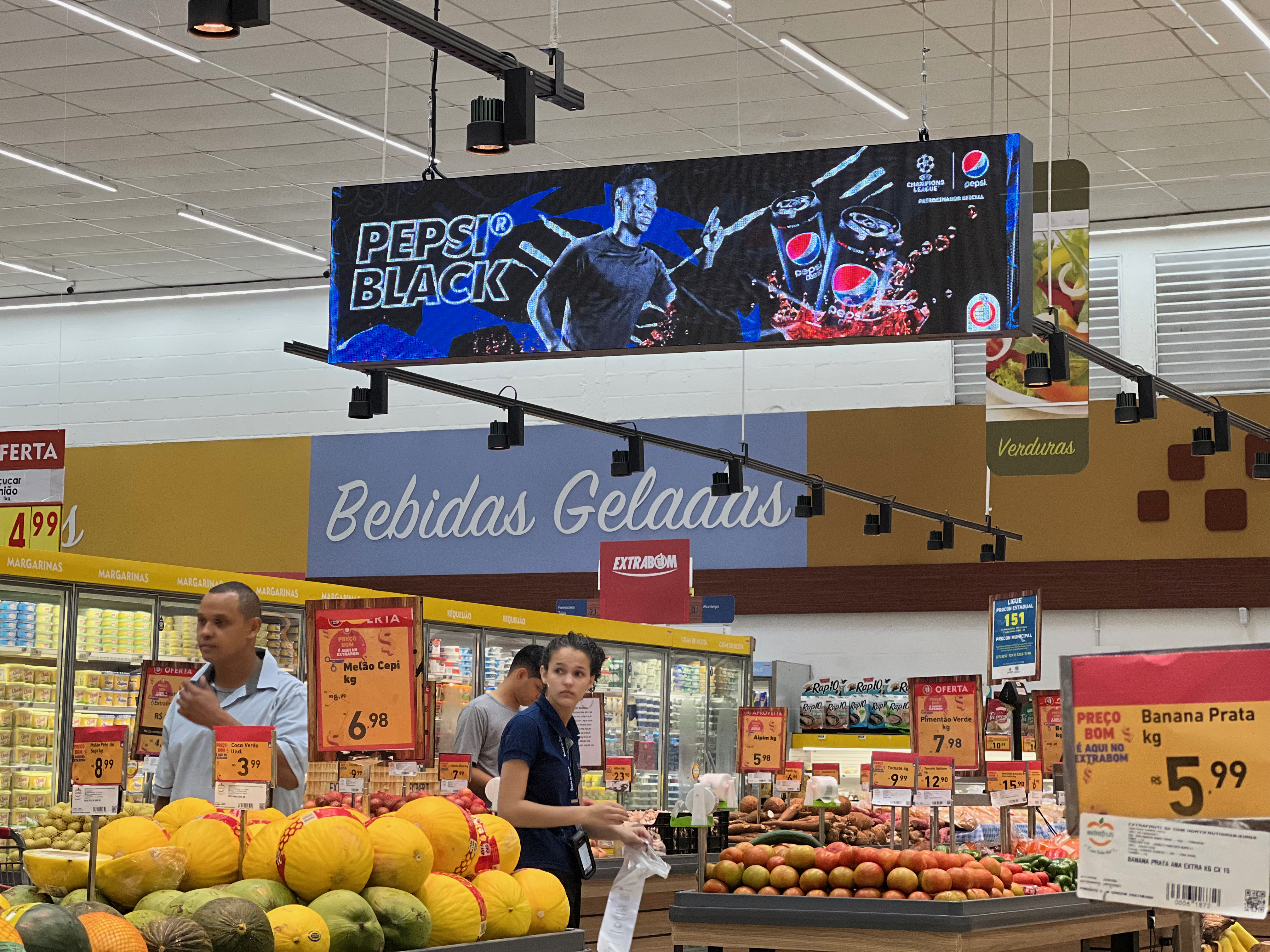 Painel Pepsi Black em supermercado
