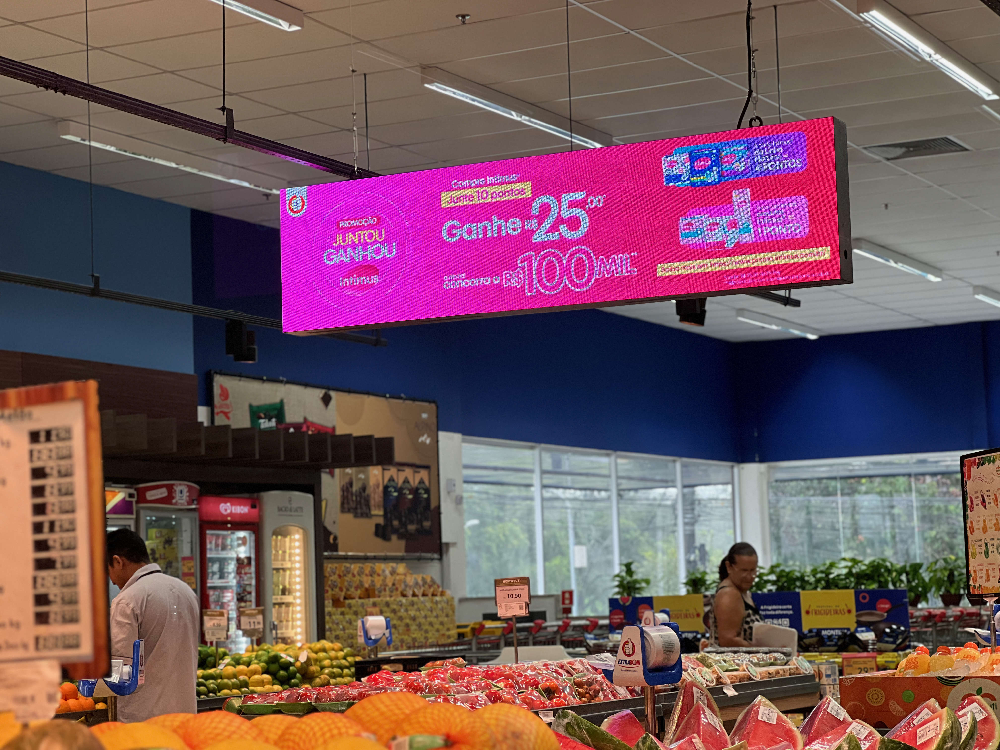 Painel promocional rosa em supermercado