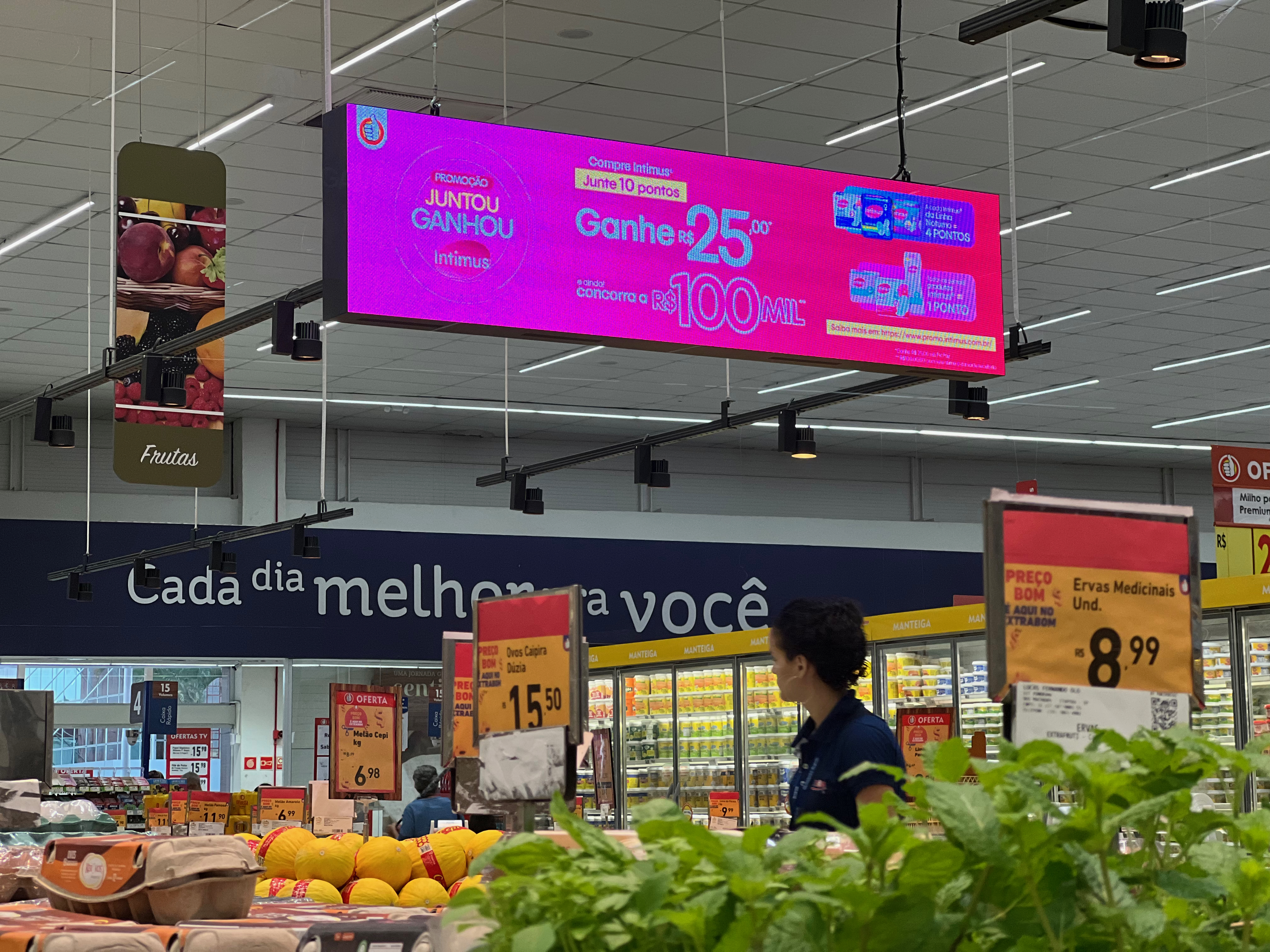 Painel promocional vermelho em visão frontal