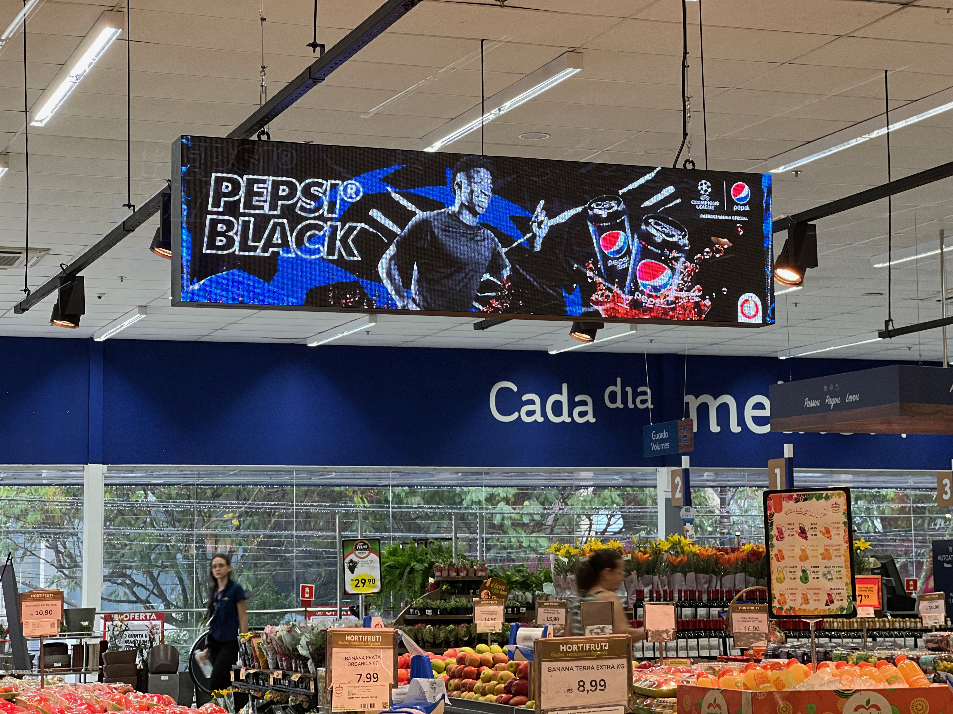 Painel Pepsi Black em close frontal
