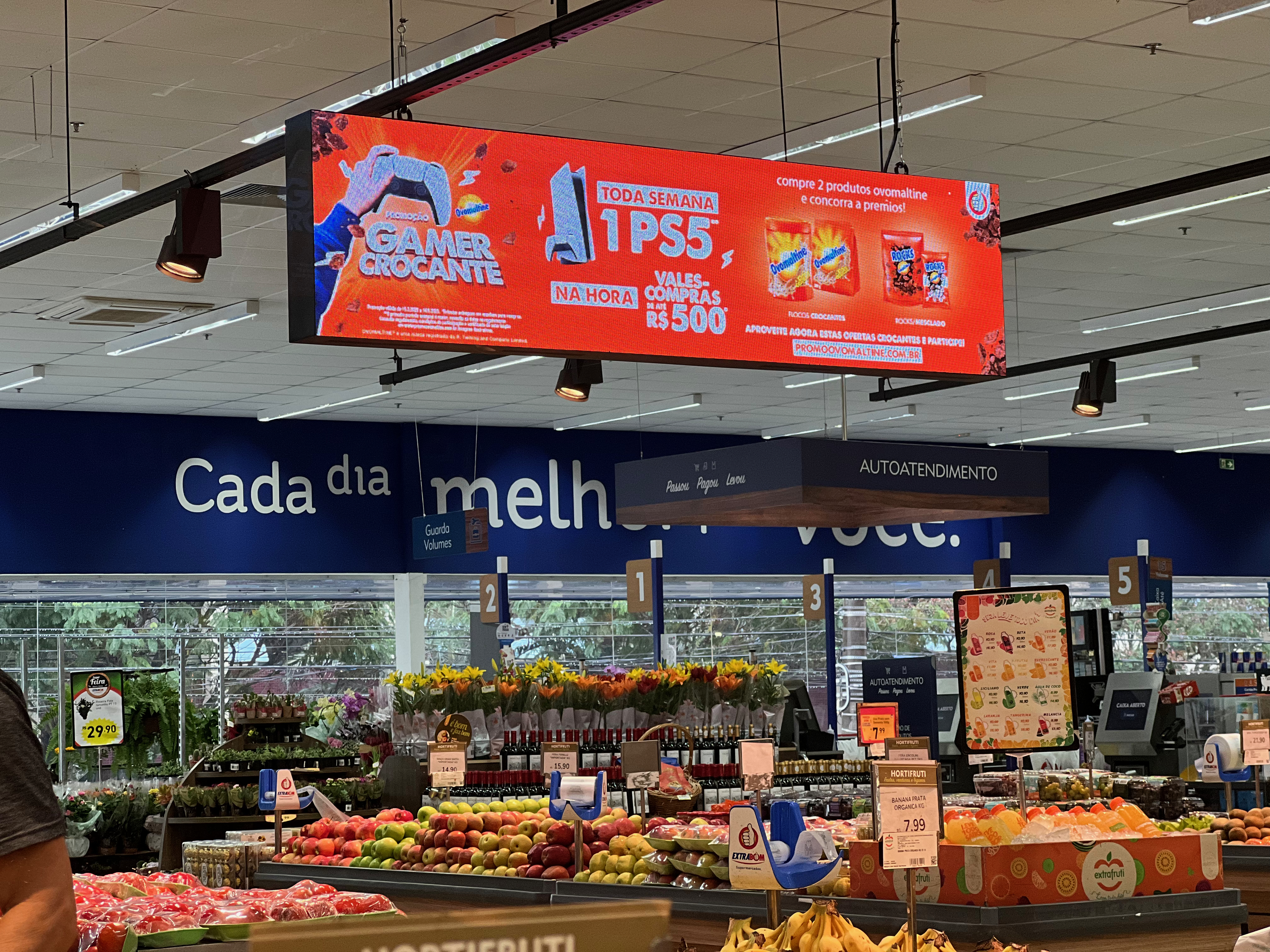 Painel promocional em supermercado com frutas