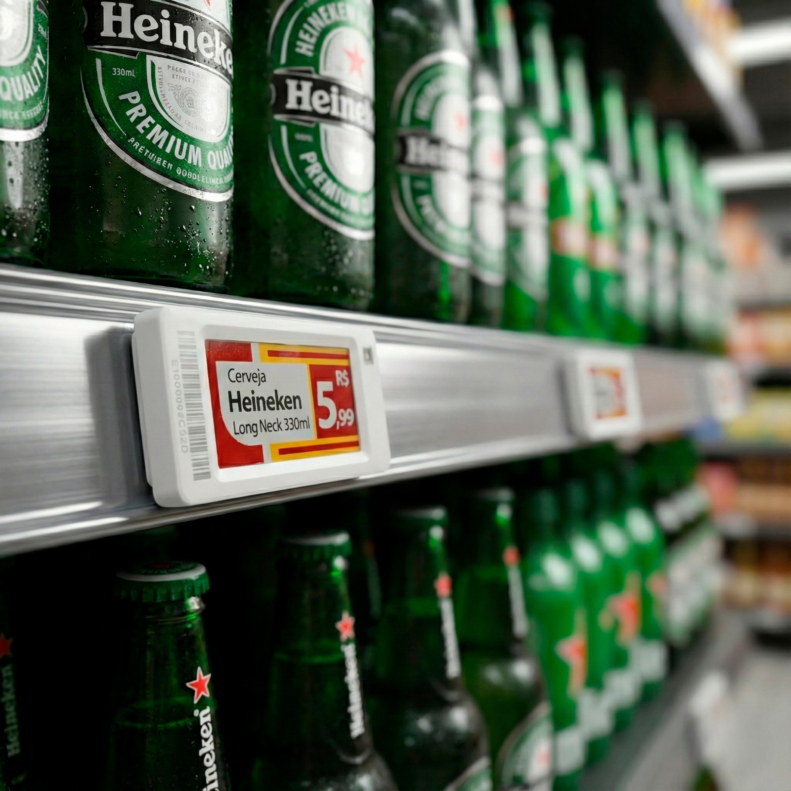 Etiqueta eletrônica em gôndola de cervejas