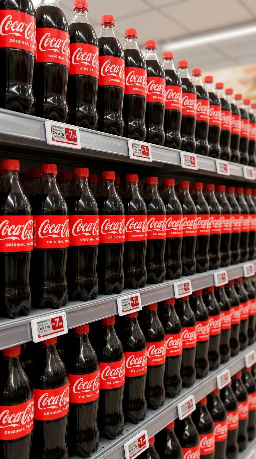 Etiquetas eletrônicas em gôndola de refrigerantes