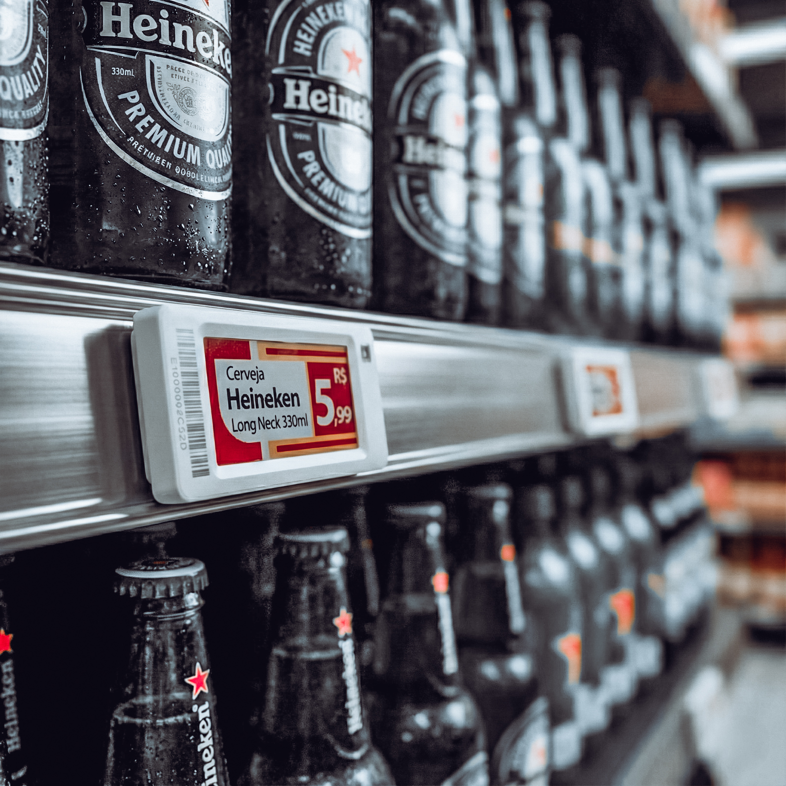 Close de etiqueta eletrônica em cervejas